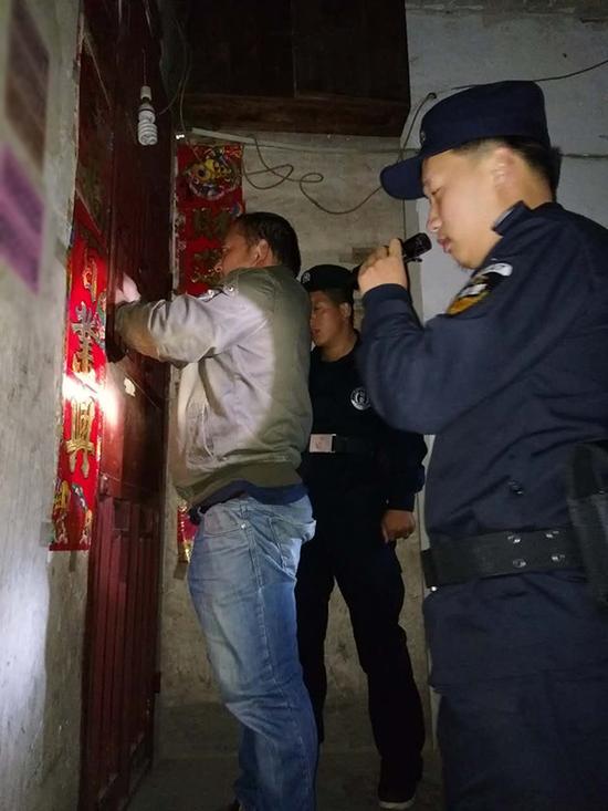 云浮粗心妈妈误将幼女锁家中 民警全城寻开锁师傅开门