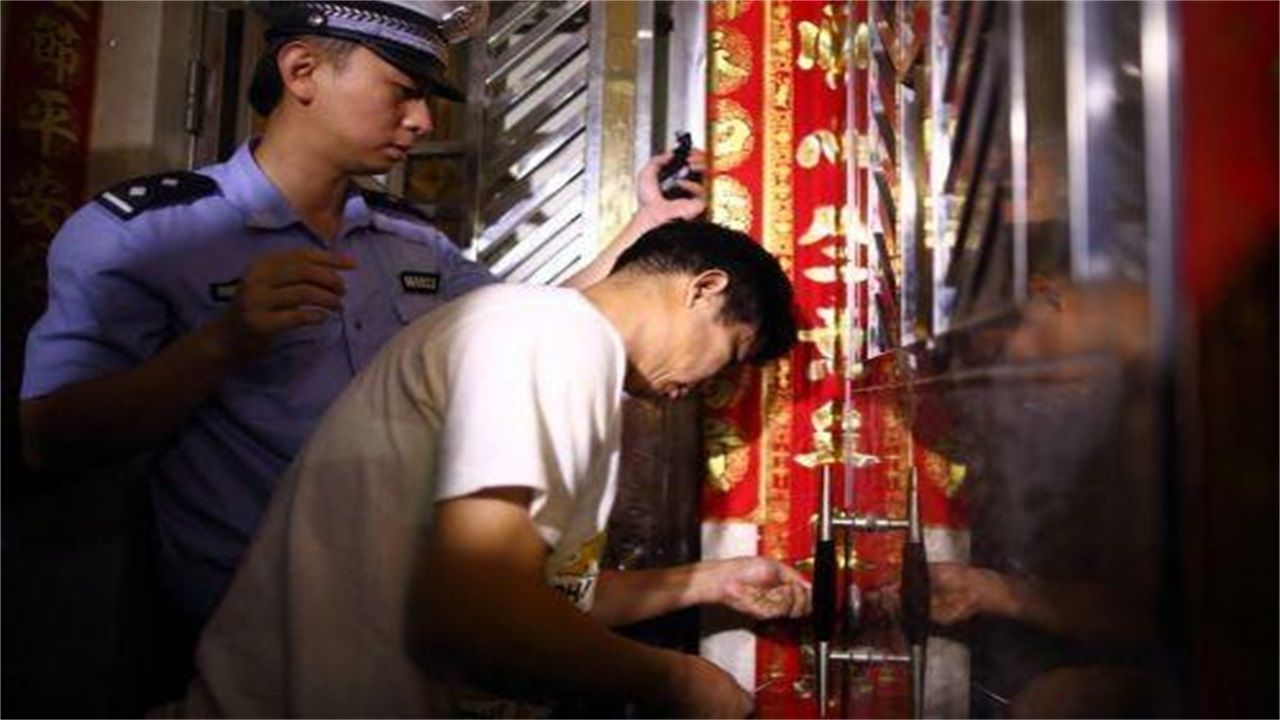 云浮请开锁师傅开了锁后，师傅为什么一般都不进门，就算主人请也不进去？